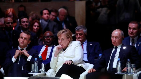 Emanuel Makron, Angela Merkel i Vladimir Putin na Mirovnom forumu u Parizu - Sputnik Srbija