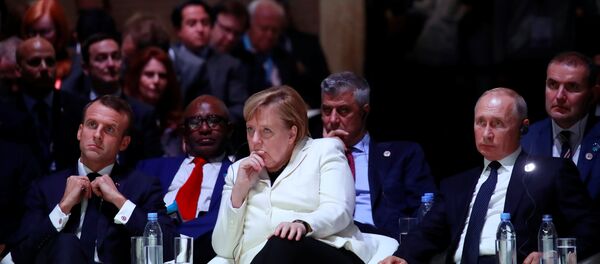 Emanuel Makron, Angela Merkel i Vladimir Putin na Mirovnom forumu u Parizu - Sputnik Srbija