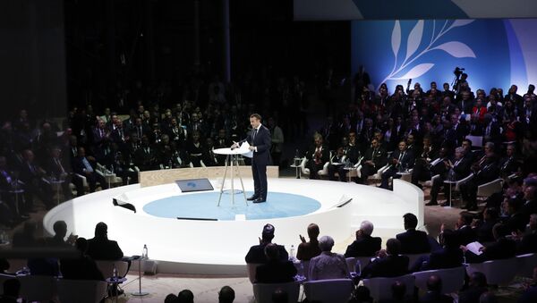 Председник Француске Емануел Макрон говори на отварању Мировног форума у Паризу - Sputnik Србија