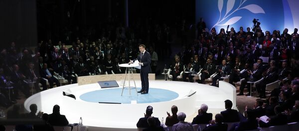 Predsednik Francuske Emanuel Makron govori na otvaranju Mirovnog foruma u Parizu - Sputnik Srbija