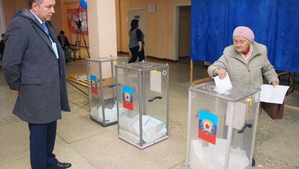 Međunarodni posmatrač na biračkom mestu u Lugansku na izborima za predsednika i poslanike Narodnog saveta Luganske Narodne Republike - Sputnik Srbija
