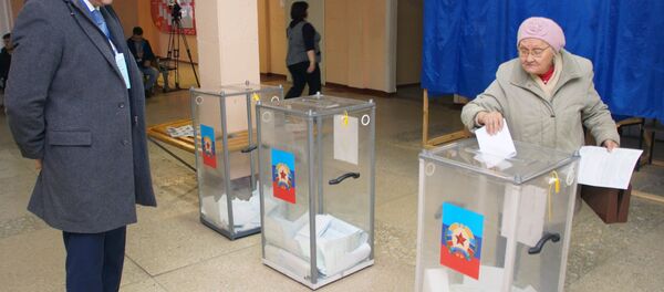 Међународни посматрач на бирачком месту у Луганску на изборима за председника и посланике Народног савета Луганске Народне Републике - Sputnik Србија