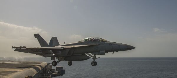 Američki avion F/A-18F Super hornet poleće sa palube nosača aviona Karl Vinson - Sputnik Srbija