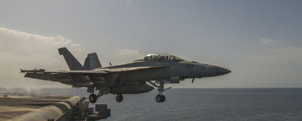 Амерички авион Ф/А-18Ф Супер хорнет полеће са палубе носача авиона Карл Винсон - Sputnik Србија