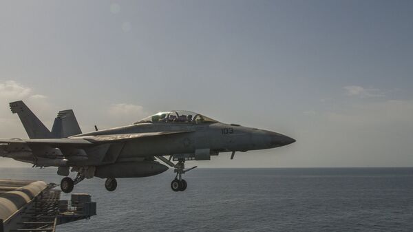 Američki avion F/A-18F Super hornet poleće sa palube nosača aviona Karl Vinson  - Sputnik Srbija