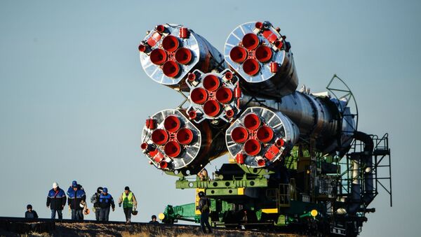 Извођење ракете-носача Сојуз ФГ са бродом Сојуз МС 10 са посадом, на лансирну рампу космодрома Бајконур - Sputnik Србија