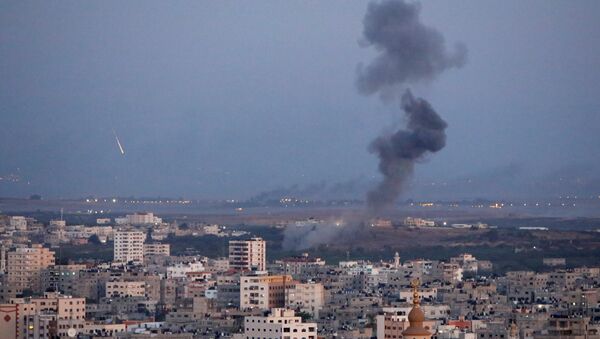 Dim se vije tokom izraelskog vazdušnog napada u Gazi - Sputnik Srbija