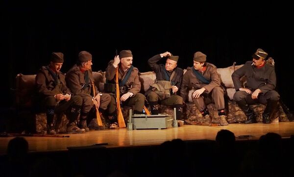 Scena iz predstave „Srpska ramonda“ autora Milana Andrijanića, održane u Čikagu povodom obeležavanja stogodišnjice završetka Prvog svetskog rata Scena iz predstave „Srpska ramonda“ autora Milana Andrijanića, održane u Čikagu povodom obeležavanja stogodišnjice završetka Prvog svetskog rata - Sputnik Srbija