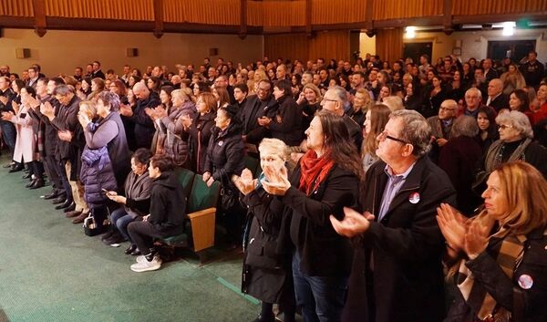 Prepuna sala ustala je na noge i zapevala „Tamo daleko“ Prepuna sala ustala je na noge i zapevala „Tamo daleko“ - Sputnik Srbija