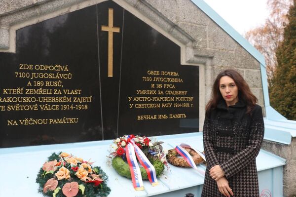 U znak pijeteta prema stradalim srpskim zarobljenicima, ministar savetnik Milena Mitić je ispred Ambasade Republike Srbije u Pragu položila venac u vojnom memorijalu u Jindrihovicama.  - Sputnik Srbija