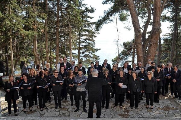 Umetnički hor „Agios Matijas“ peva iznad Plave grobnice. - Sputnik Srbija