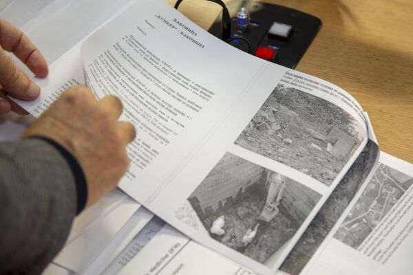 Milovan Drecun pokazuje izveštaj o zločinima nad Srbima u slučaju „Bunker“ - Sputnik Srbija