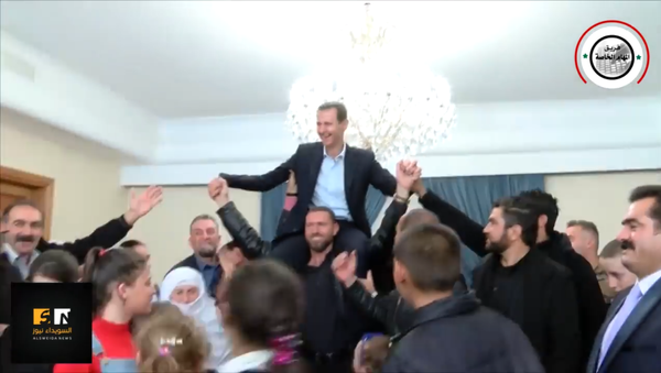 Асад на раменима захвалних Сиријаца (видео) - Sputnik Србија