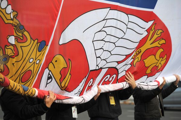 На београдском аеродрому Никола Тесла данас је подигнута највећа државна застава Србије, величине 72 метра квадратна. - Sputnik Србија