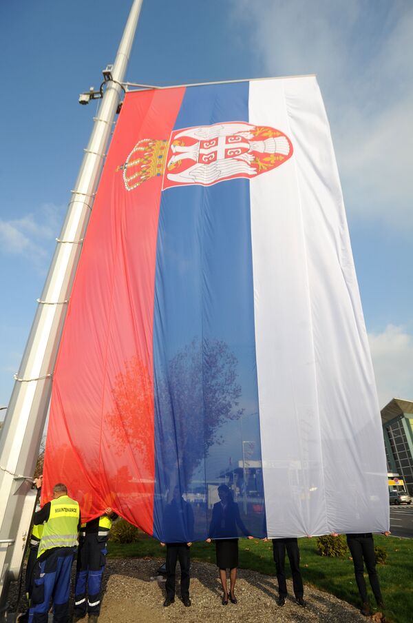 На београдском аеродрому Никола Тесла данас је подигнута највећа државна застава Србије, величине 72 метра квадратна. - Sputnik Србија