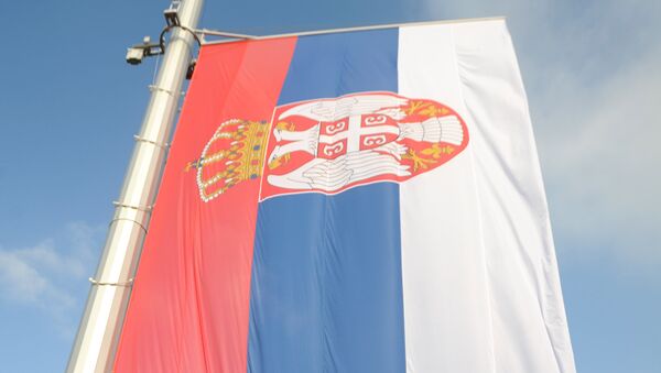 Na beogradskom aerodromu Nikola Tesla danas je podignuta najveća državna zastava Srbije, veličine 72 metra kvadratna. - Sputnik Srbija