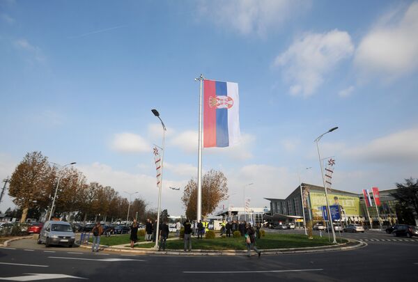 На београдском аеродрому Никола Тесла данас је подигнута највећа државна застава Србије, величине 72 метра квадратна. - Sputnik Србија