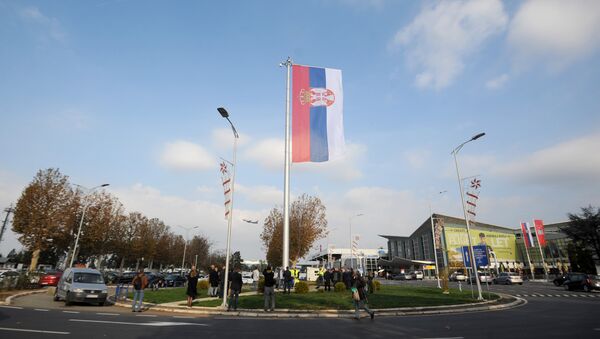 На београдском аеродрому Никола Тесла данас је подигнута највећа државна застава Србије, величине 72 метра квадратна. - Sputnik Србија