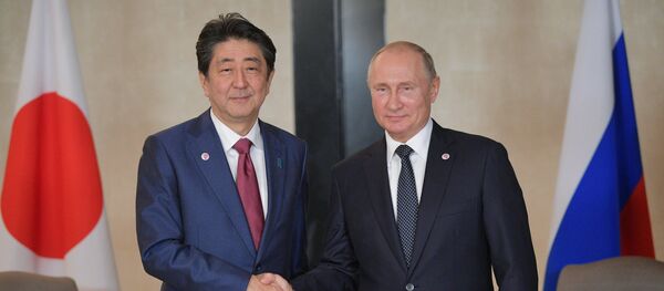 Председник Русије Владимир Путин и премијер Јапана Шинзо Абе на састанку у Сингапуру - Sputnik Србија