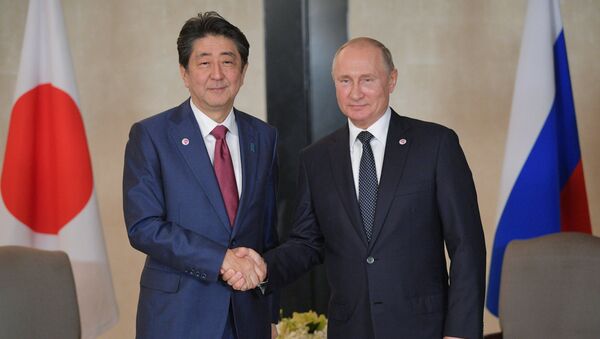 Predsednik Rusije Vladimir Putin i premijer Japana Šinzo Abe na sastanku u Singapuru - Sputnik Srbija