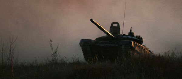 Тенк Т-72Б3 на полигону Мулино у Нижегородској области Тенк Т-72Б3 на полигону Мулино у Нижегородској области - Sputnik Србија