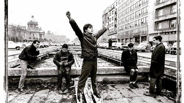Идоли, један од најдражих бендова,  1981. године позирају Рашићу у фонтани испред београдског Дома синдиката. - Sputnik Србија