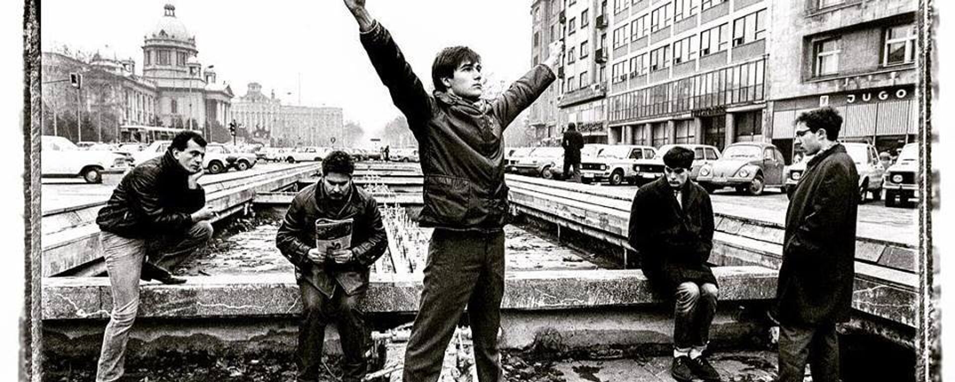 Idoli, jedan od najdražih bendova,  1981. godine poziraju Rašiću u fontani ispred beogradskog Doma sindikata. - Sputnik Srbija, 1920, 30.03.2020