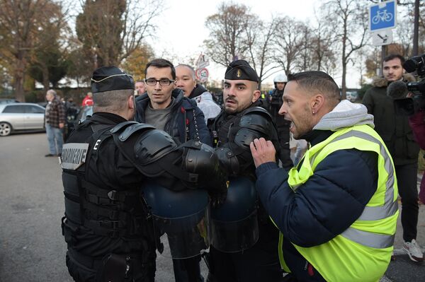 Протест у Паризу због цена горива - Sputnik Србија