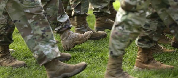 Амерички војници марширају на церемонији у бази Луис-Макорд у Вашингтону Амерички војници марширају на церемонији у бази Луис-Макорд у Вашингтону - Sputnik Србија