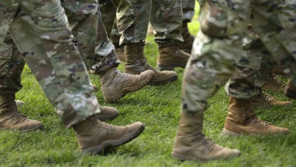 Амерички војници марширају на церемонији у бази Луис-Макорд у Вашингтону - Sputnik Србија