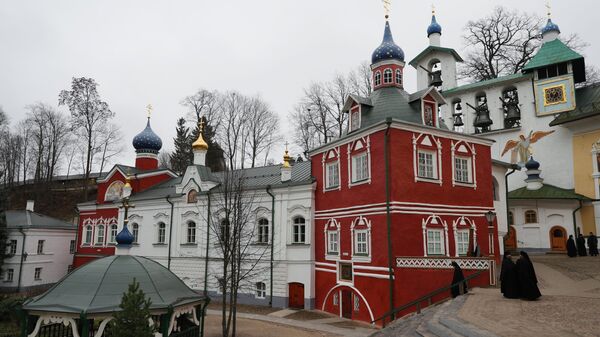 Blagoveštenska crkva, Sretenjska crkva i riznica u Pskovsko-pečerskom manastiru u blizini Pskova - Sputnik Srbija