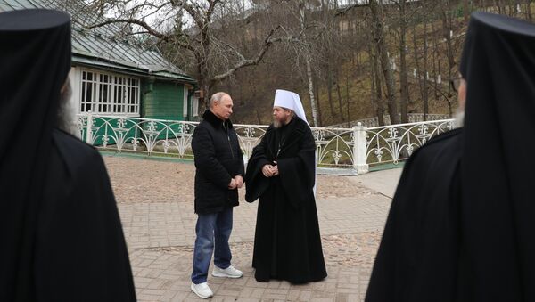 Predsednik Rusije Vladimir Putin i mitropolit pskovski i porhovski Tihon u Pskovsko-pečerskom manastiru - Sputnik Srbija