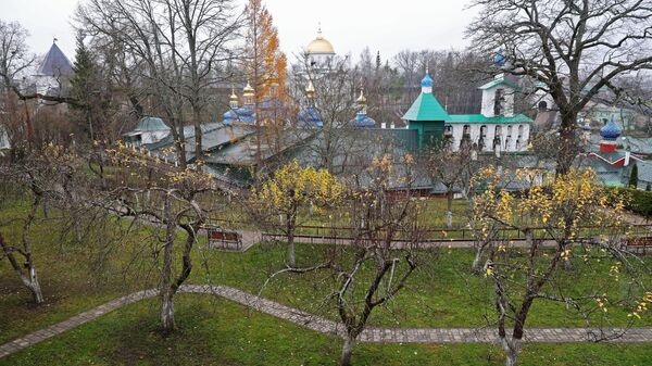Pogled na Pskovsko-pečerski manastir u blizini Pskova u Rusiji - Sputnik Srbija