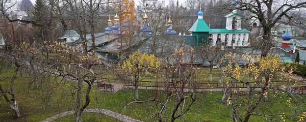 Pogled na Pskovsko-pečerski manastir u blizini Pskova u Rusiji - Sputnik Srbija