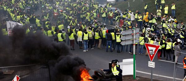 Демонстранти у жутим прслуцима, симболом возача у Француској, протестују против високих цена горива у Нансу - Sputnik Србија
