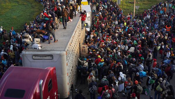 Migrantski karavan, koji putuje iz Srednje Amerike za Sjedinjene Američke Države, u Meksiku - Sputnik Srbija