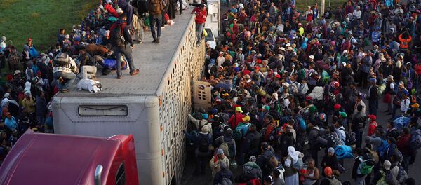 Мигрантски караван, који путује из Средње Америке за Сједињене Америчке Државе, у Мексику Мигрантски караван, који путује из Средње Америке за Сједињене Америчке Државе, у Мексику - Sputnik Србија