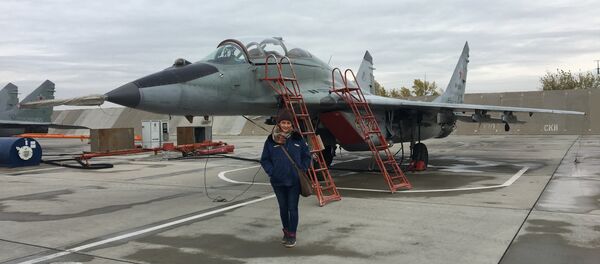 Новинарка Спутњика Оливера Икодиновић поред МИГ-а 29 Новинарка Спутњика Оливера Икодиновић поред МИГ-а 29 - Sputnik Србија