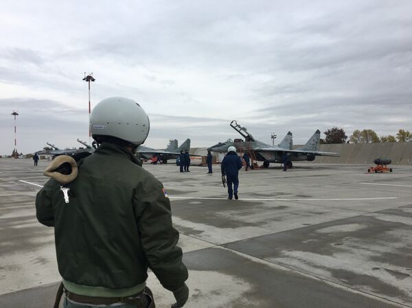 Vojne vežbe BARS, piloti se spremaju za poletanje - Sputnik Srbija