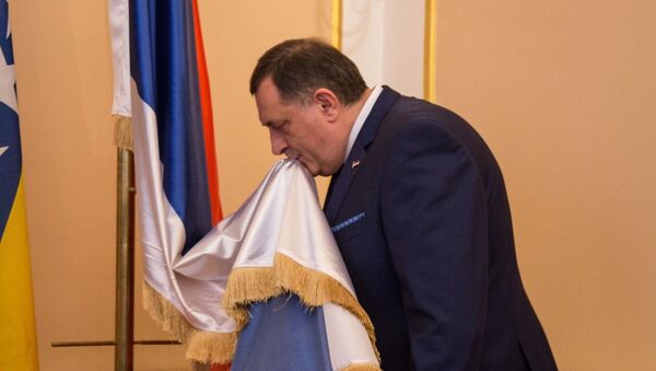 Milorad Dodik ljubi zastavu RS - Sputnik Srbija