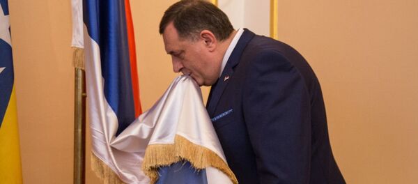Milorad Dodik ljubi zastavu RS - Sputnik Srbija