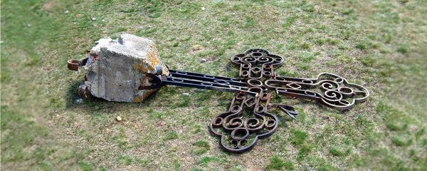 Krst sa crkve Svetog Andreje u Podujevu, srušen 17. marta 2004. - Sputnik Srbija