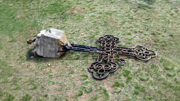 Крст са цркве Светог Андреје у Подујеву, срушен 17. марта 2004. - Sputnik Србија