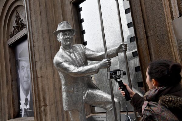 Споменик глумцу Карлу Малдену откривен у Београду представља Малдена као полицајца из серије „Улице сан Франциска“ како улази у трамвај. Аутору Здравку Јоксимовићу као инспирација је послужио плакат ове популарне серије.  - Sputnik Србија