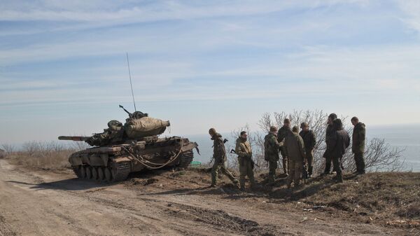 Припадници украјинских снага стоје поред тенка на обали Азовског мора у Мариупољу - Sputnik Србија