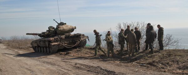 Припадници украјинских снага стоје поред тенка на обали Азовског мора у Мариупољу Припадници украјинских снага стоје поред тенка на обали Азовског мора у Мариупољу - Sputnik Србија