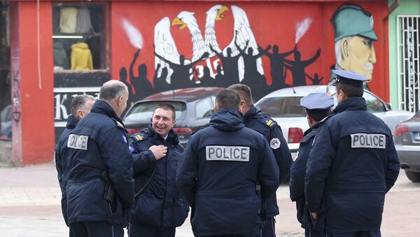 Policija tzv, Kosova ispred grafita sa srpskim grbom u Kosovskoj Mitrovici - Sputnik Srbija