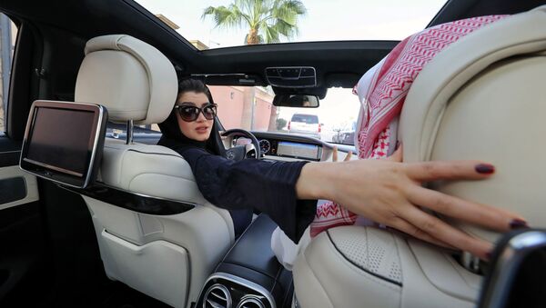 Žena uči da vozi automobil u Saudijskoj Arabiji - Sputnik Srbija