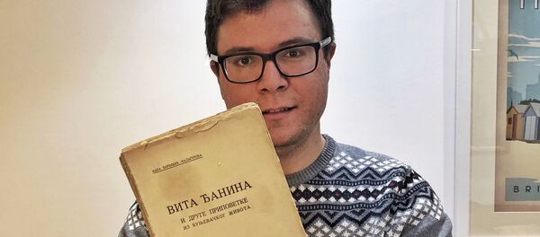 Борис Малагурски са најдражим делом његове баке Маре Ђорђевић Малагурски - Вита Ђанина и друге приповетке из буњевачког живота, издата је 1933. године. Борис Малагурски са најдражим делом његове баке Маре Ђорђевић Малагурски - Вита Ђанина и друге приповетке из буњевачког живота, издата је 1933. године. - Sputnik Србија