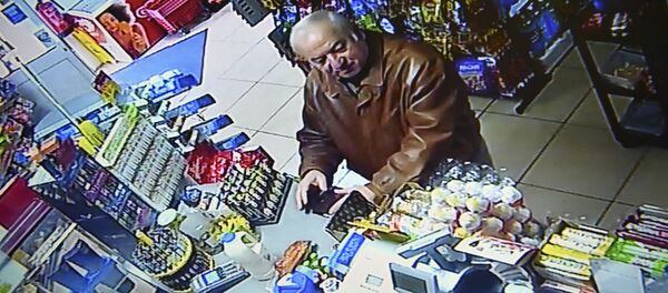 Снимак са камера за видео-надзор: Бивши пуковник ГРУ Сергеј Скрипаљ у продавници у британском Солсберију - Sputnik Србија
